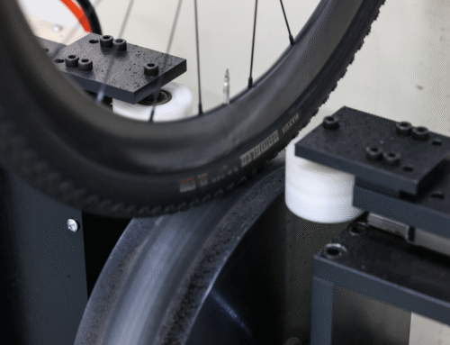 Wat is rolweerstand? Een vergelijking van de rolweerstand tussen clincherbanden, tubeless banden en tubes.